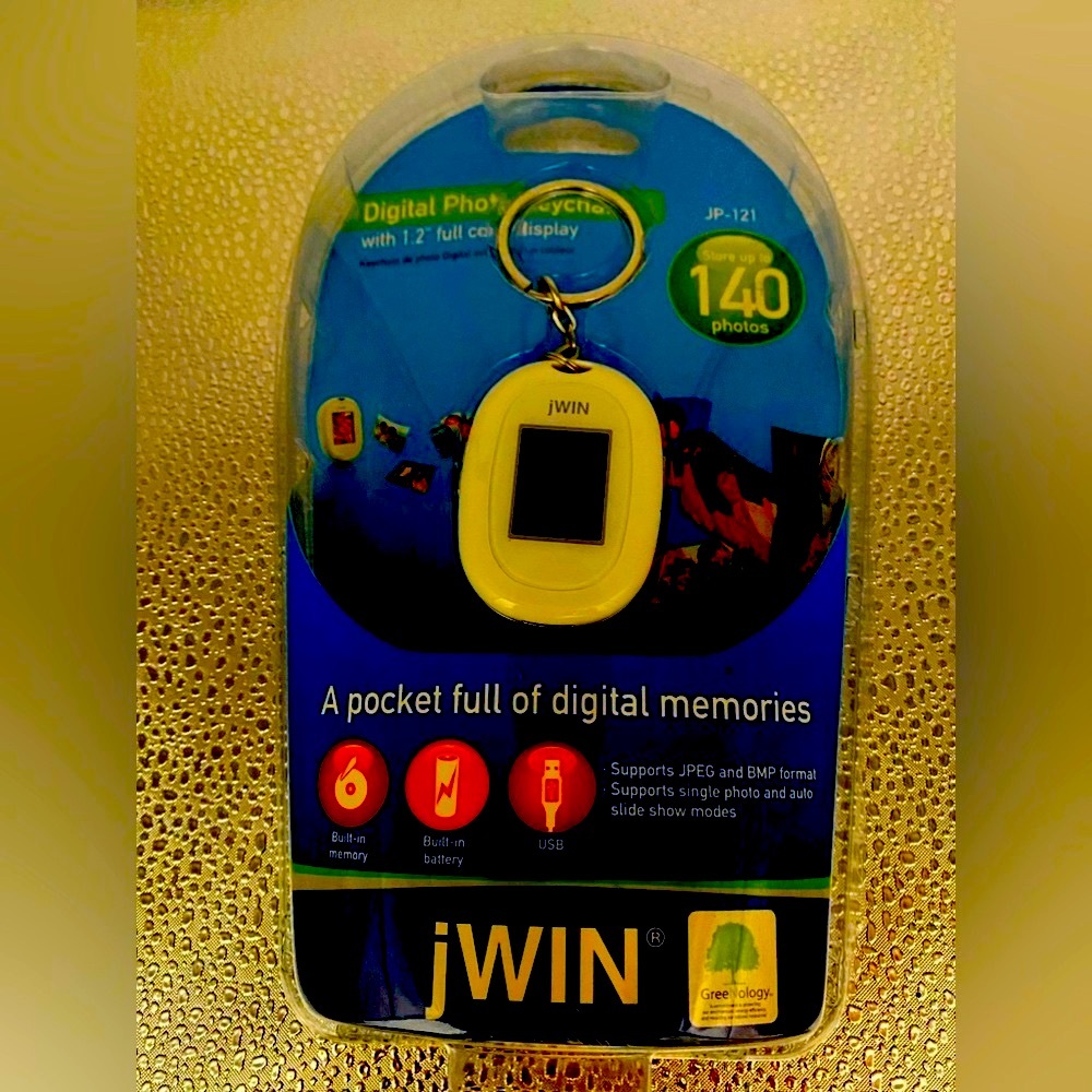 Digital Photo Keychain- Store Up To 140 Pictures